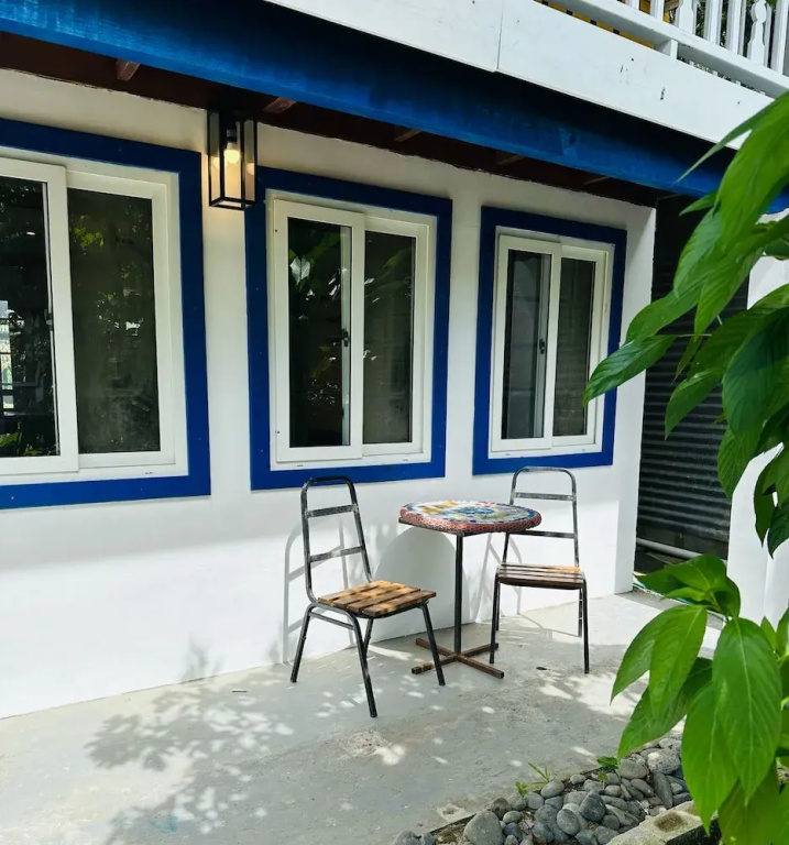 Annies 6th Street Apartment