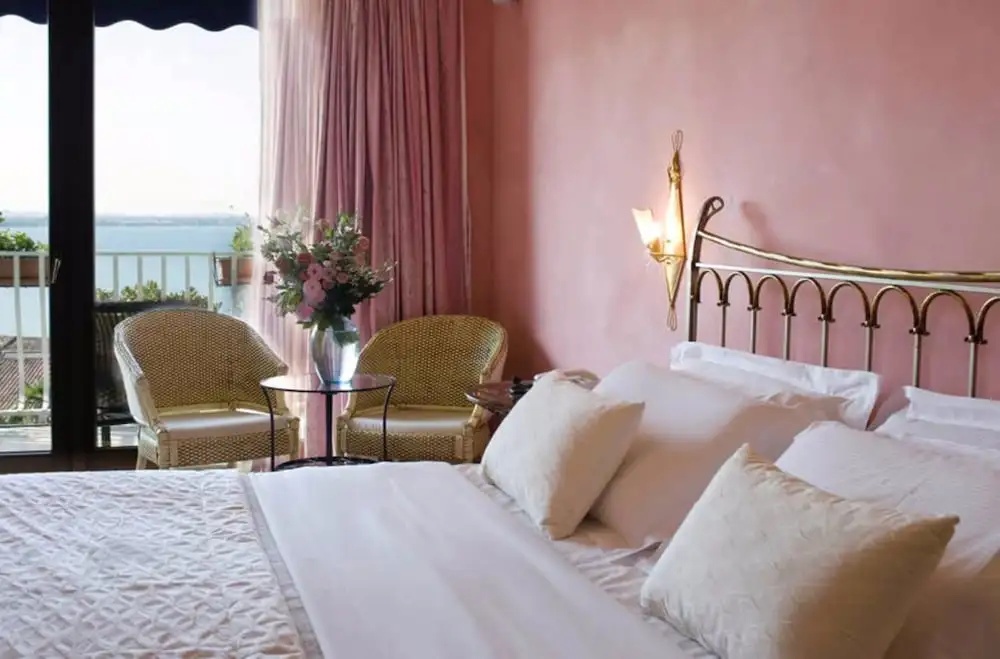 Premier Deluxe Double room with balcony and with lake view (full double bed)