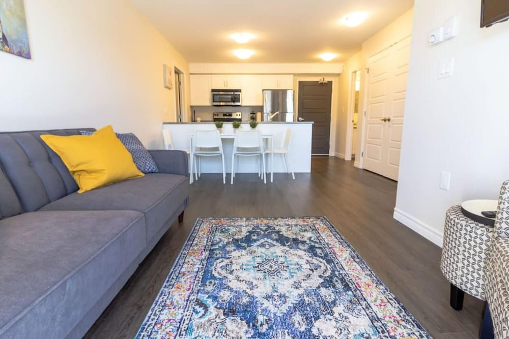Newly Renovated Condo w Prking Near UNB Patio