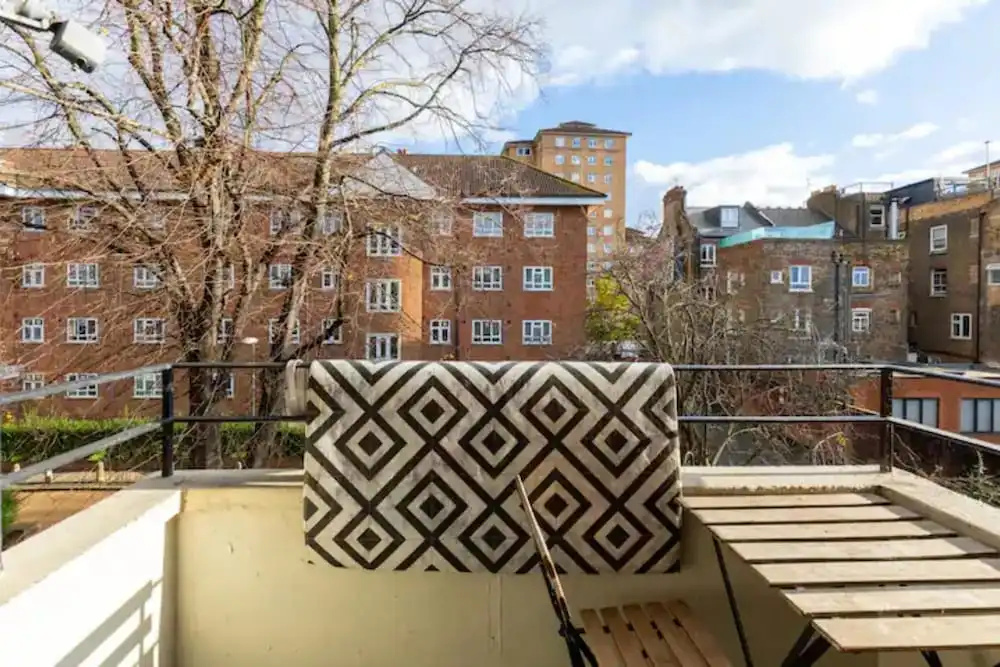 Cosy 4BD Flat W/private Balcony - Nine Elms!