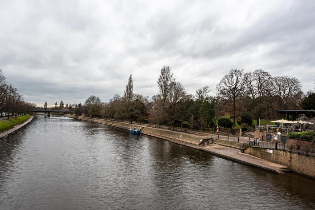 Отель Newly Converted Apartment Rowntree House Shambles, фото 6