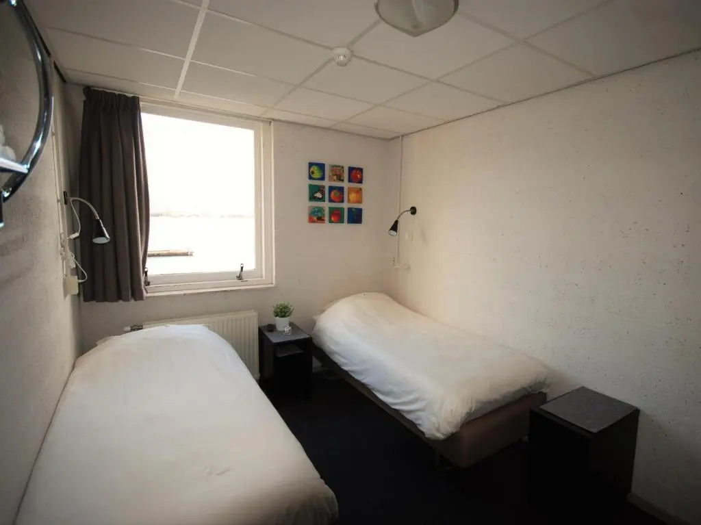 Standard Double room with lake view (full double bed)
