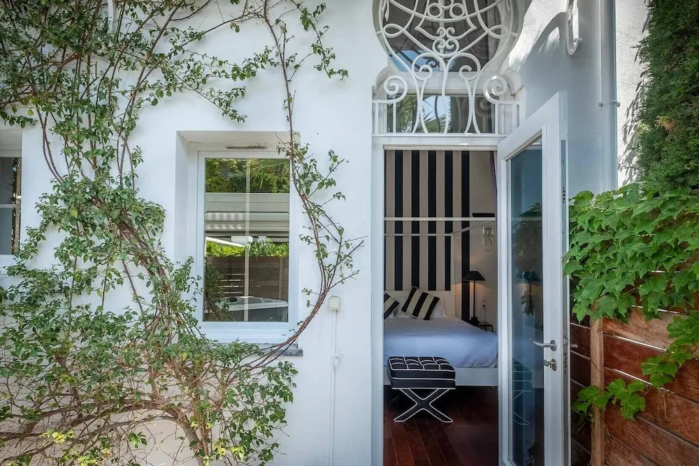 Deluxe Double room with park view (full double bed)