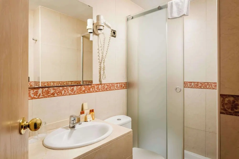 Small Double room (full double bed)