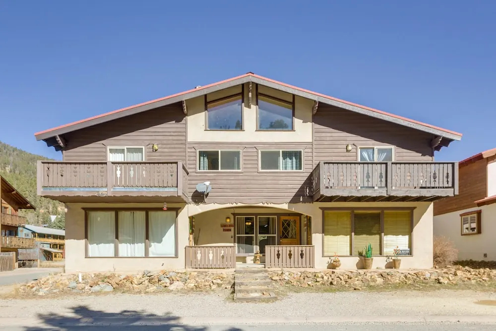 Stunning Red River Retreat Next to Ski Lift!