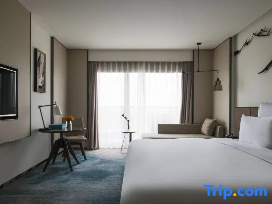 Deluxe Double room with lake view (full double bed)