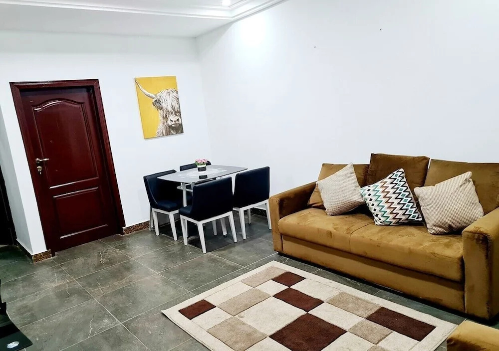 Modern Comfy & Quiet Close to Highway