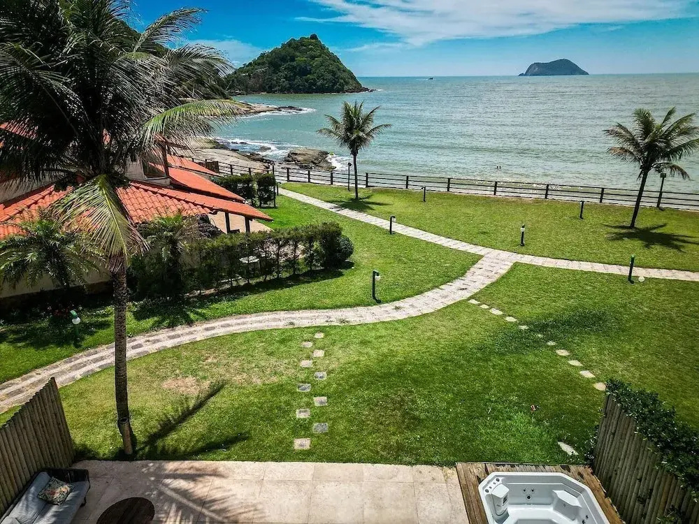Bz77 Beachfront house with 4 suites!