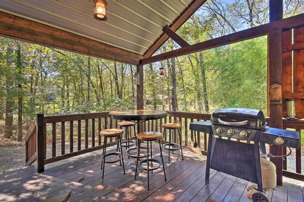 Broken Bow Hideaway w/ Hot Tub & Fire Pit!