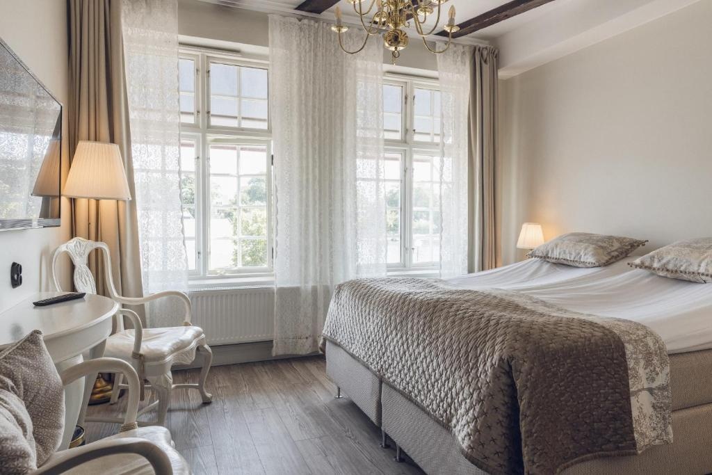 Deluxe Double room (full double bed)