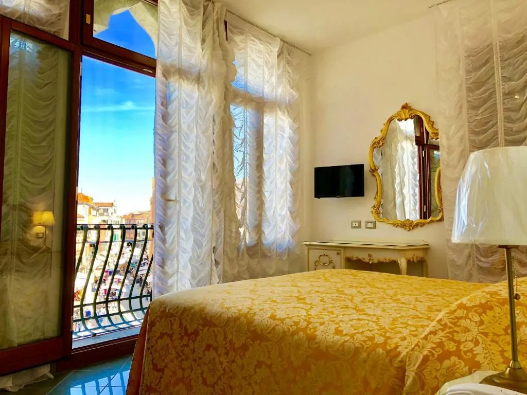 Standard Double room with canal view (full double bed)