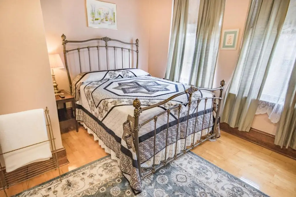Deluxe Double Suite (full double bed)