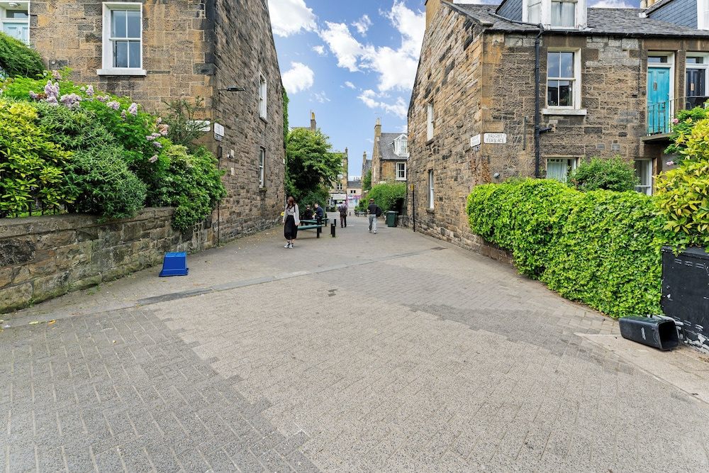 Stylish 2-bed Villa · Garden · Central Edinburgh