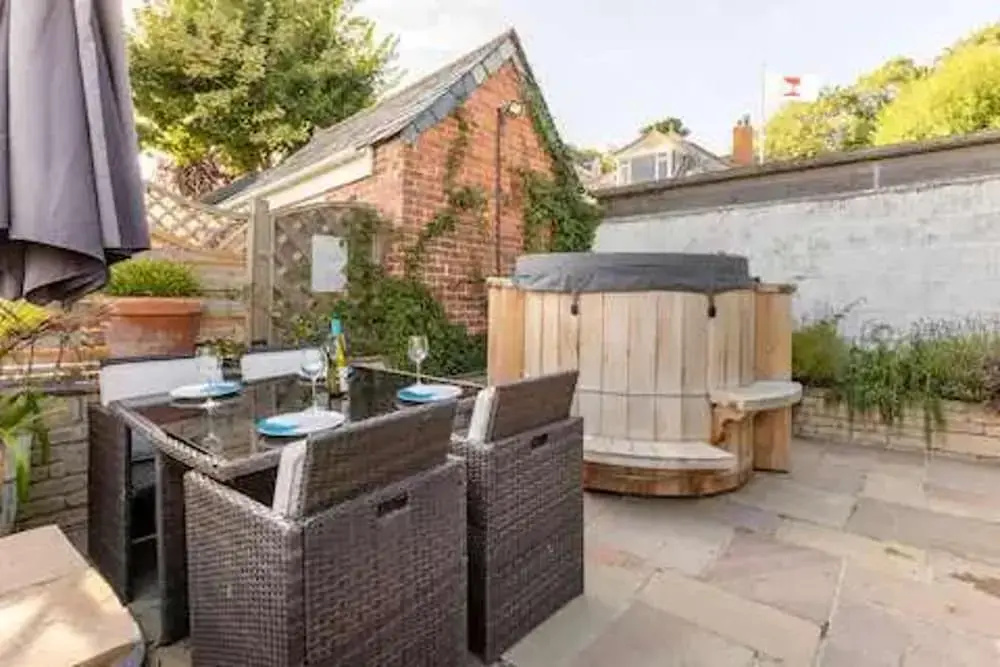 Apartmentsleeps3-garden-hottub-parking