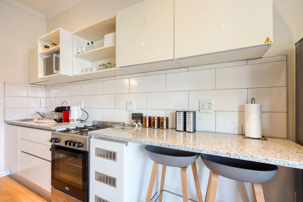 Hampton Collection - Charming 5 Sleeper Apartment with Pool - фото 17