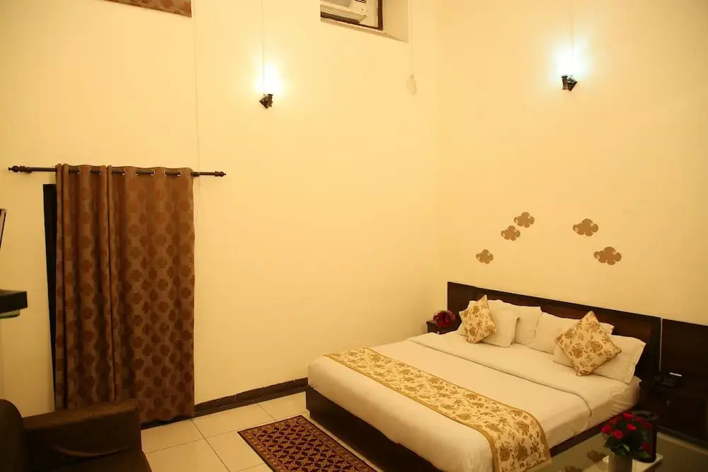 Deluxe Double room with courtyard view (full double bed)