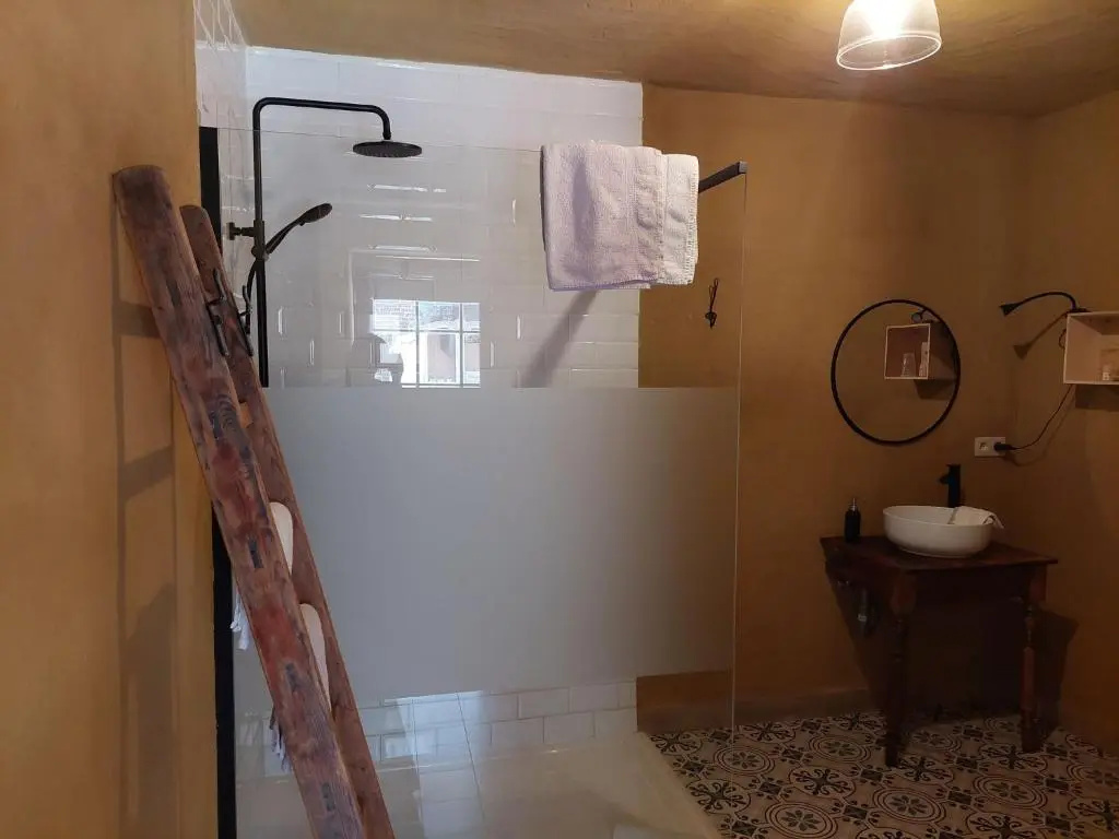 Deluxe Double room (full double bed)
