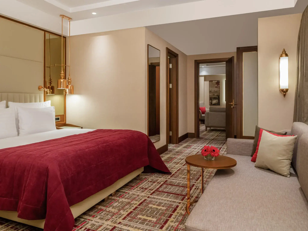 Suite, full double bed room photo 1