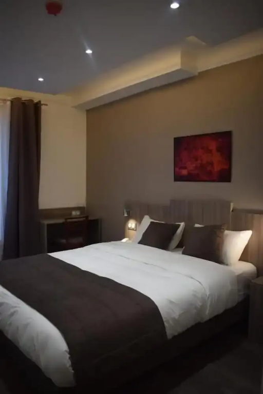 Standard Triple room with courtyard view