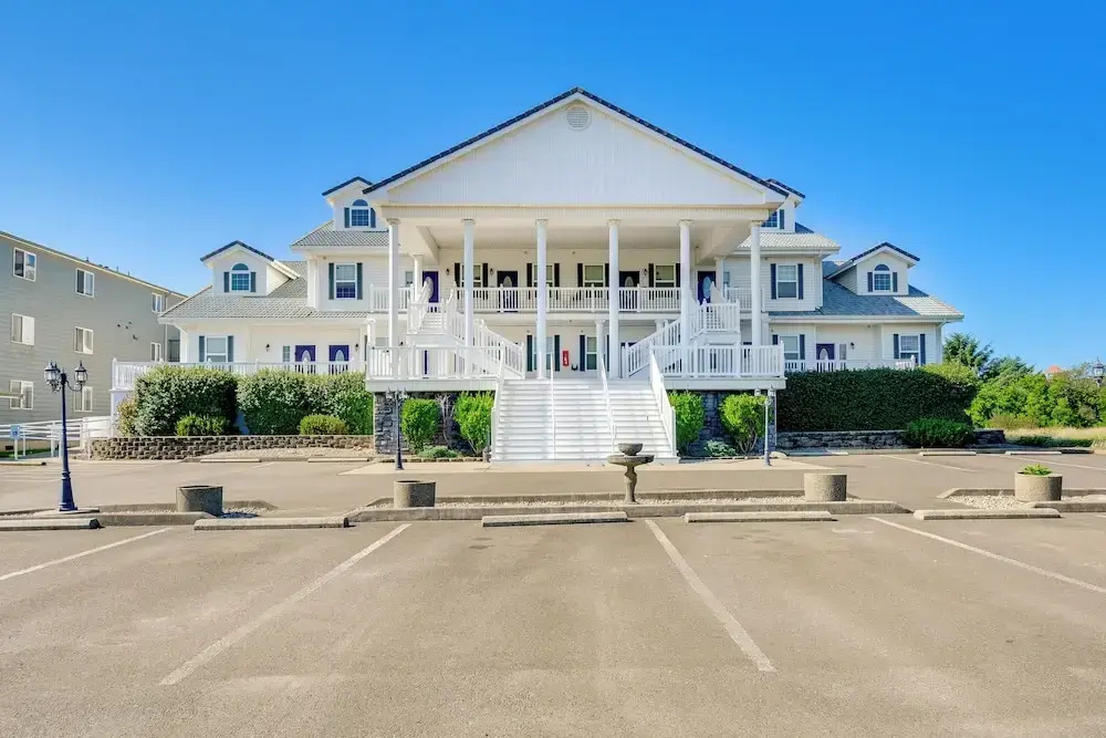 Ocean Shores Condo w/ Private Tub < 1 Mi to Beach!