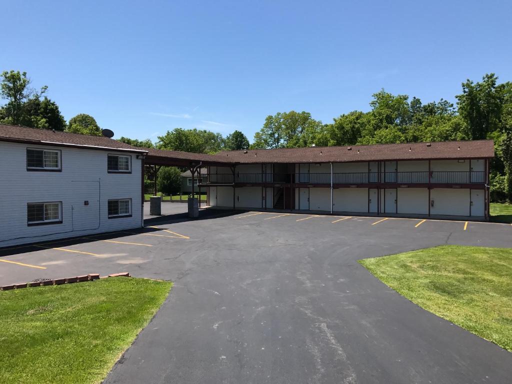 Budget Inn image