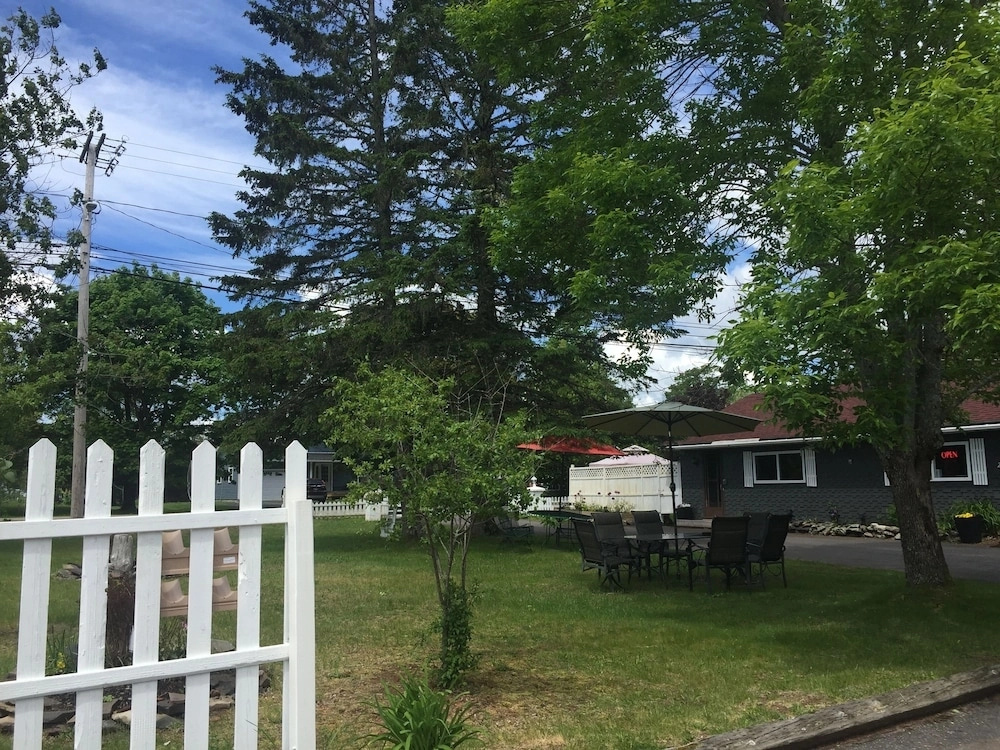 Greenside motel