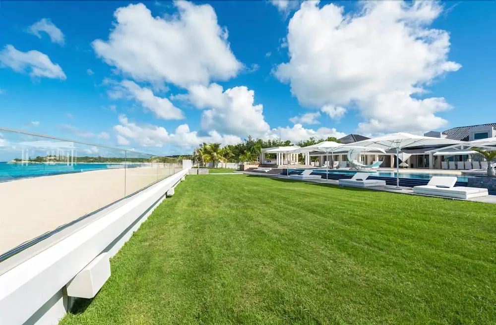 Total Opulence on the Beach, Huge Heated Pool, Sunken Bar, Sound System Throughout, VIP Service