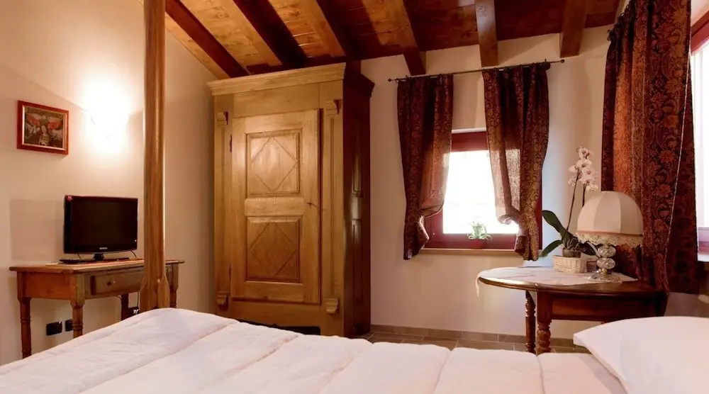 Classic Double room with balcony (full double bed)