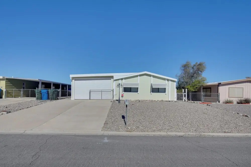 Bullhead City Home w/ Fire Pit - Walk to CO River!