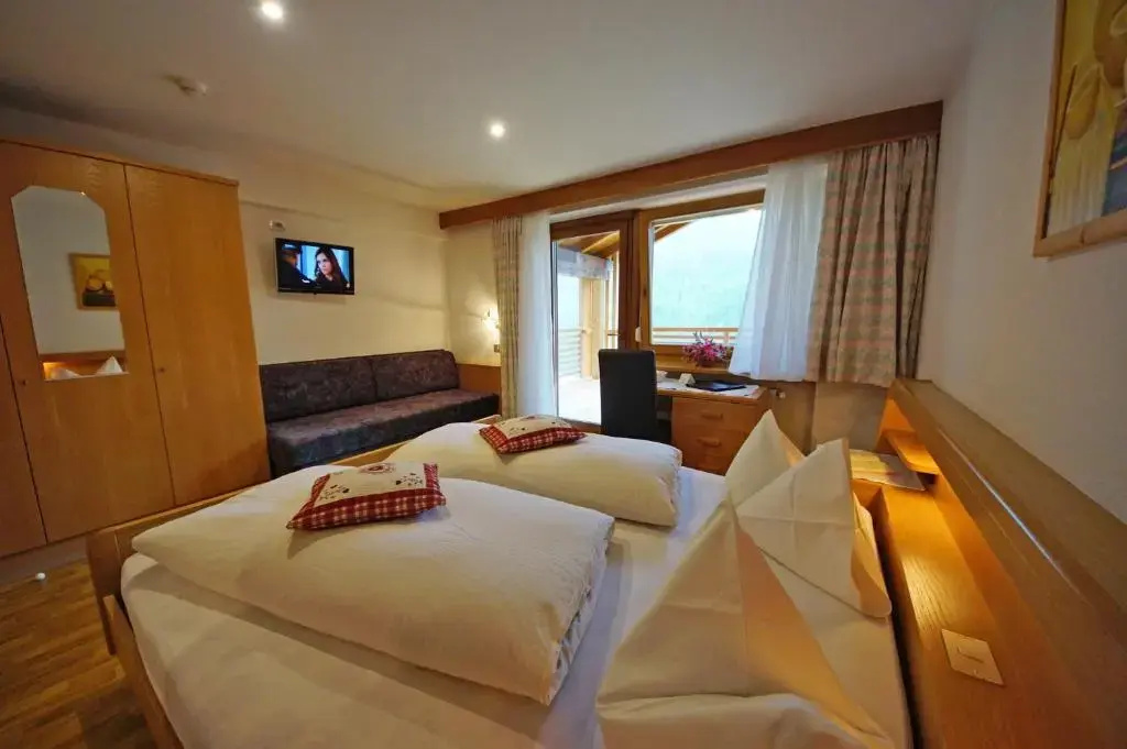 Standard Double room with panoramic view (full double bed)