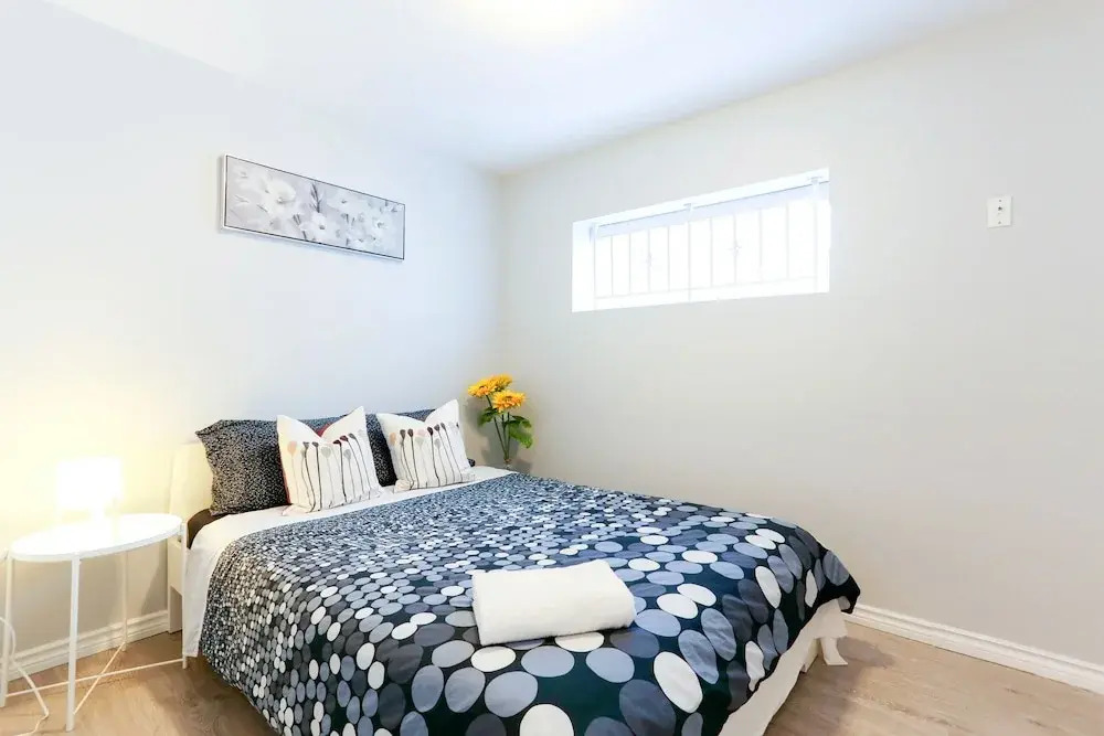 Family Home-Metrotown by Elevate Rooms - фото 3