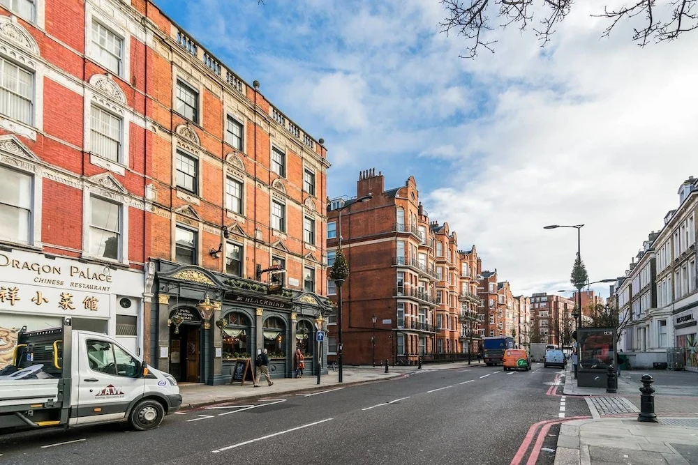 Lovely 1BR Home Near Holland Park, 4 Guests