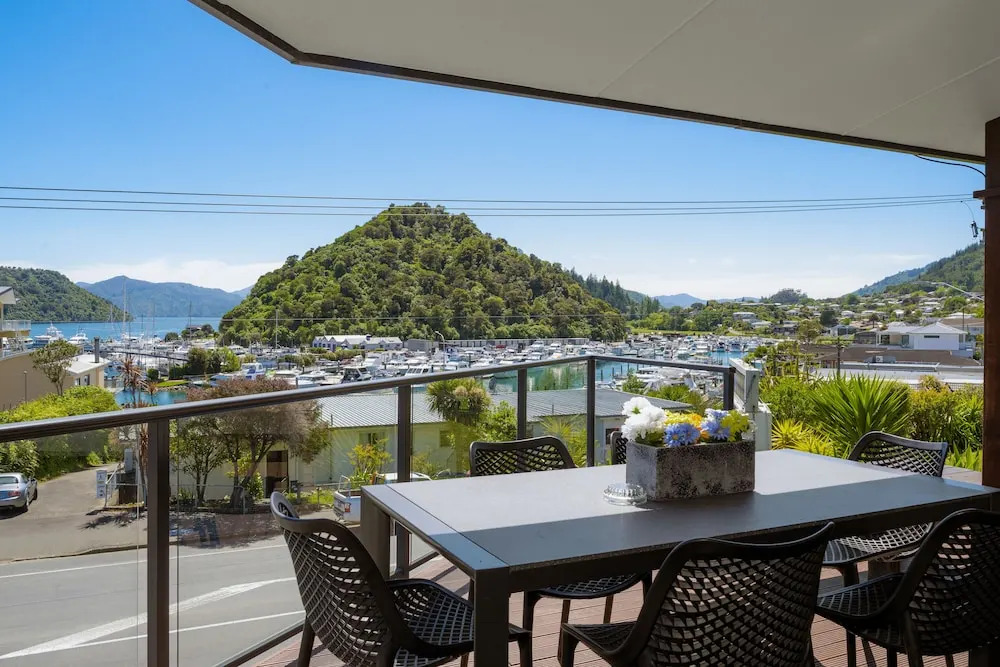 兩臥室四人公寓，設有陽台及海景，配有雙人床。