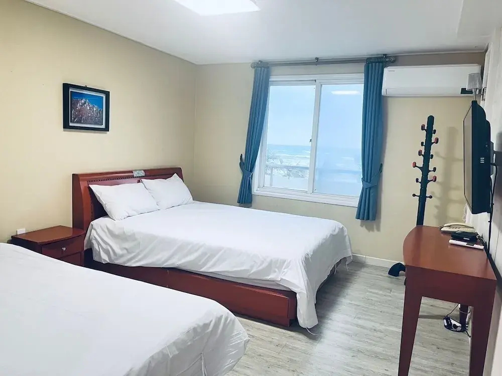 Standard Double Family room with ocean view (full double bed)