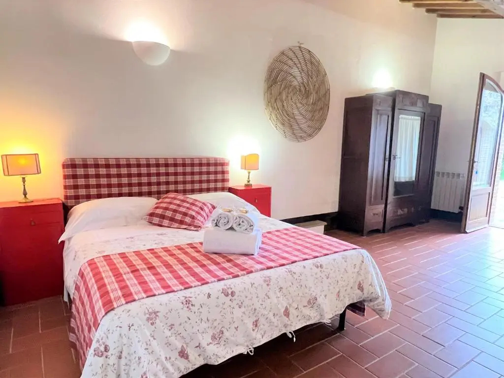 連兩房四人套房，泳池景雙人床