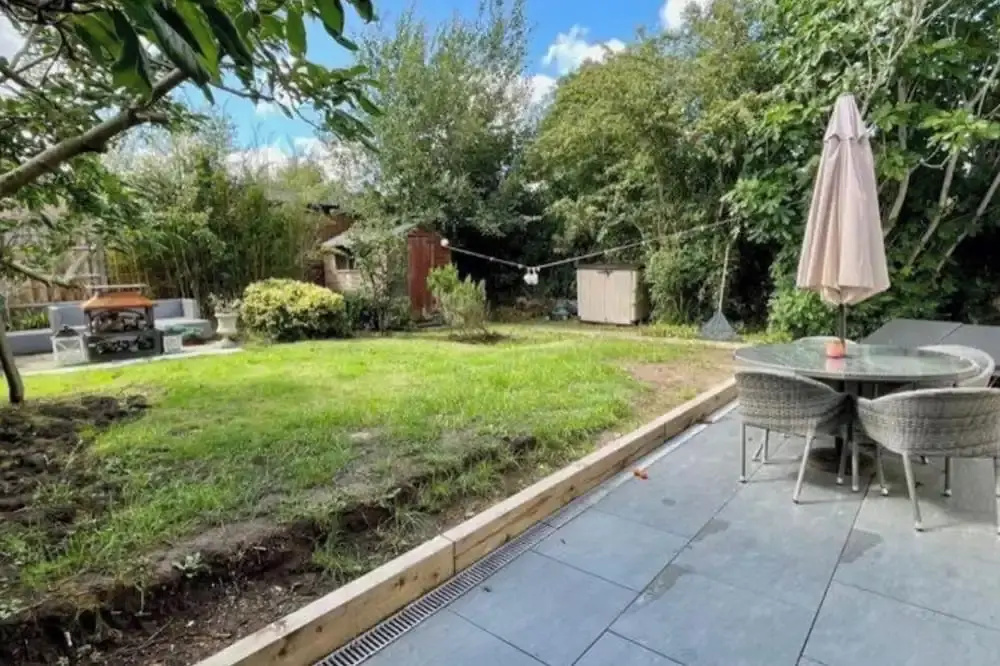 4 Bedroom House, Sleeps 8- Hot Tub, Pets, Parking