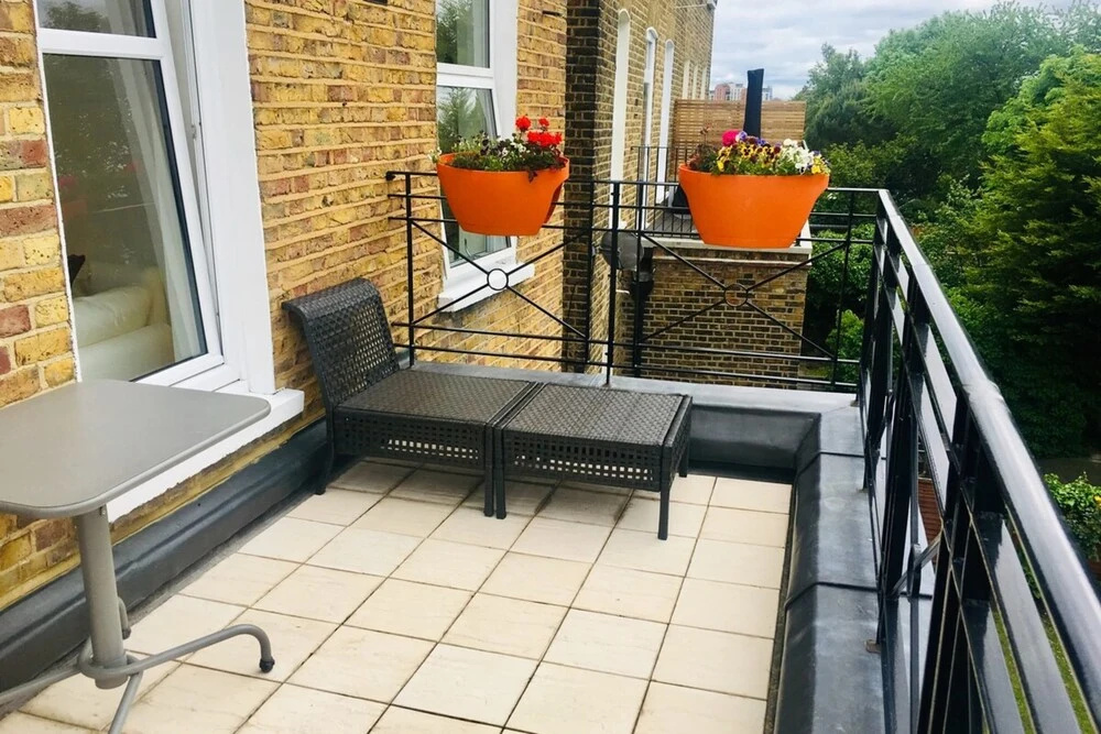 Bright 1 Bedroom Flat in West Hampstead With Balcony