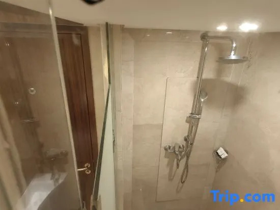 Двухместный семейный номер Superior с видом на море двуспальная кровать в Jinghai Hotel & Resort