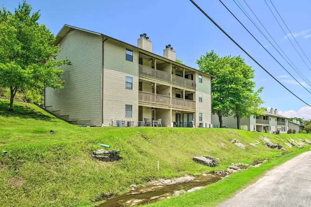 Pet-friendly Branson Retreat w/ Pool & Golf Access