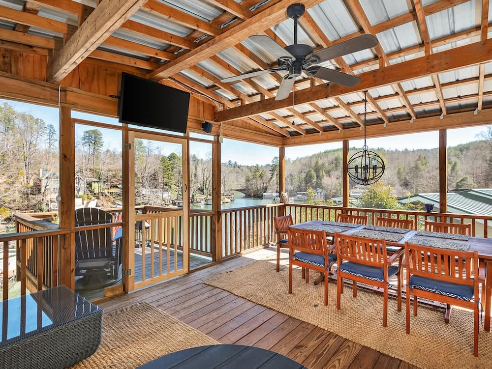 Lakefront 4BR w Screened Porch