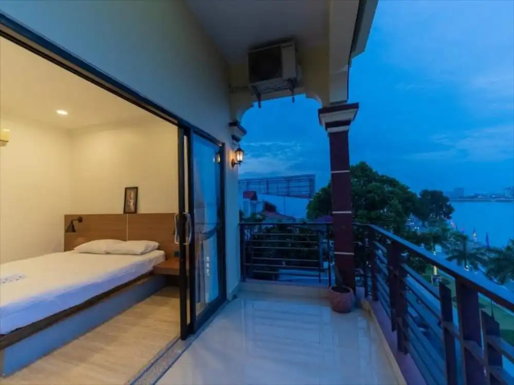 Standard Double room with river view (full double bed)