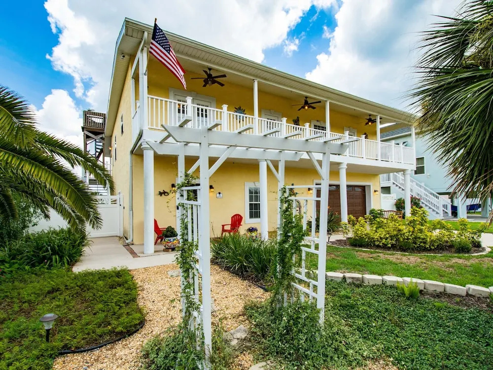 Snowbird Availability! Ocean Street By Beach 4 Bedroom Home
