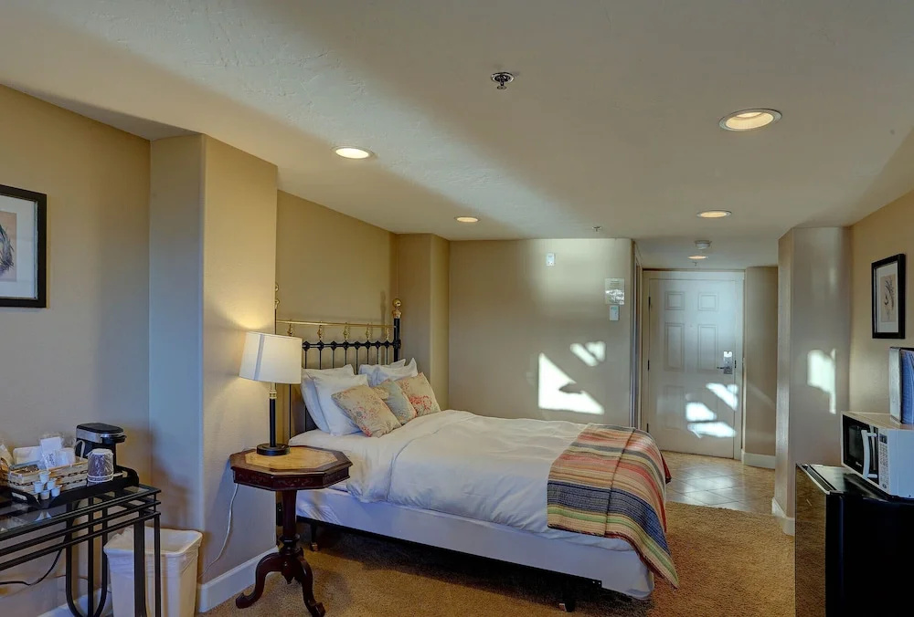 Double Basement Studio with partial sea view (full double bed)