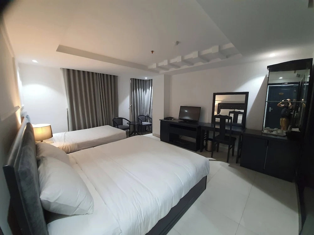 Deluxe Double room with city view (full double bed)
