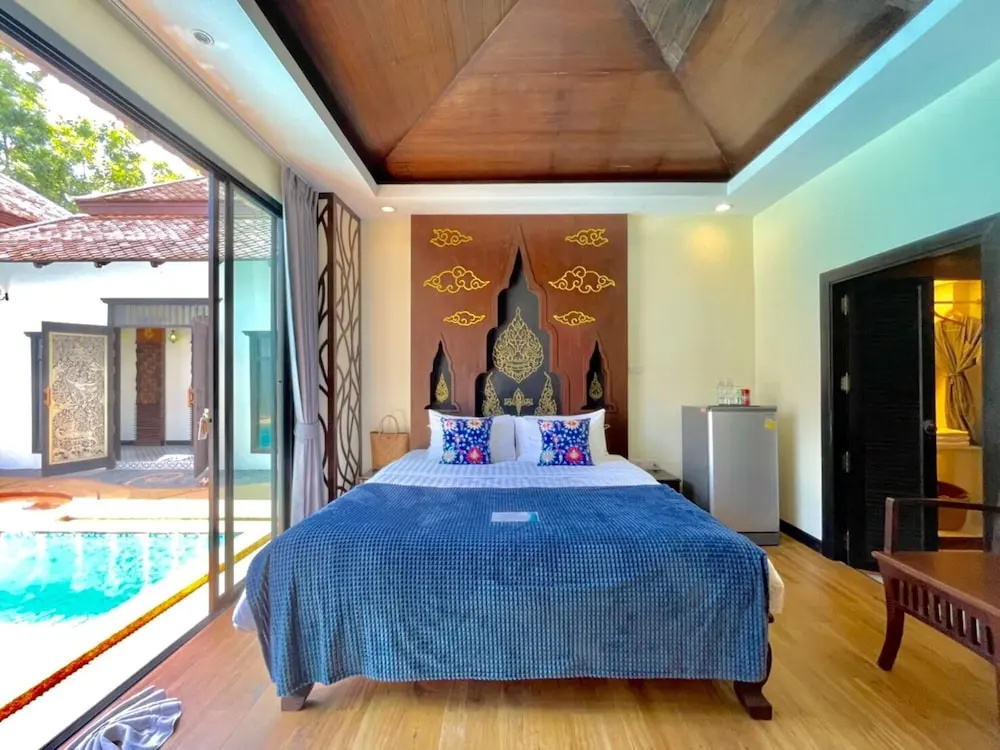1 Bedroom Deluxe room with balcony and with pool view