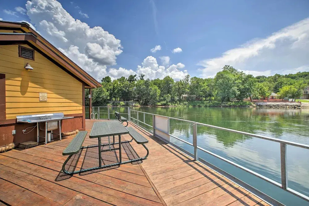 3 Mi to Titanic Museum: Branson Condo w/ Fireplace