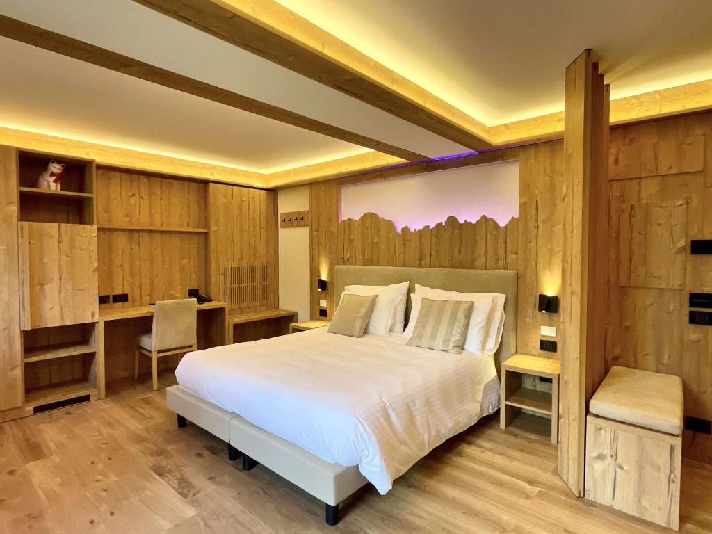 Deluxe Double room with balcony and with mountain view (full double bed)