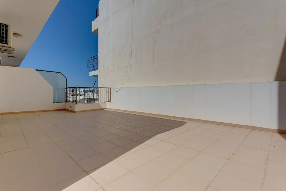 Superlative Penthouse With Spacious Terrace