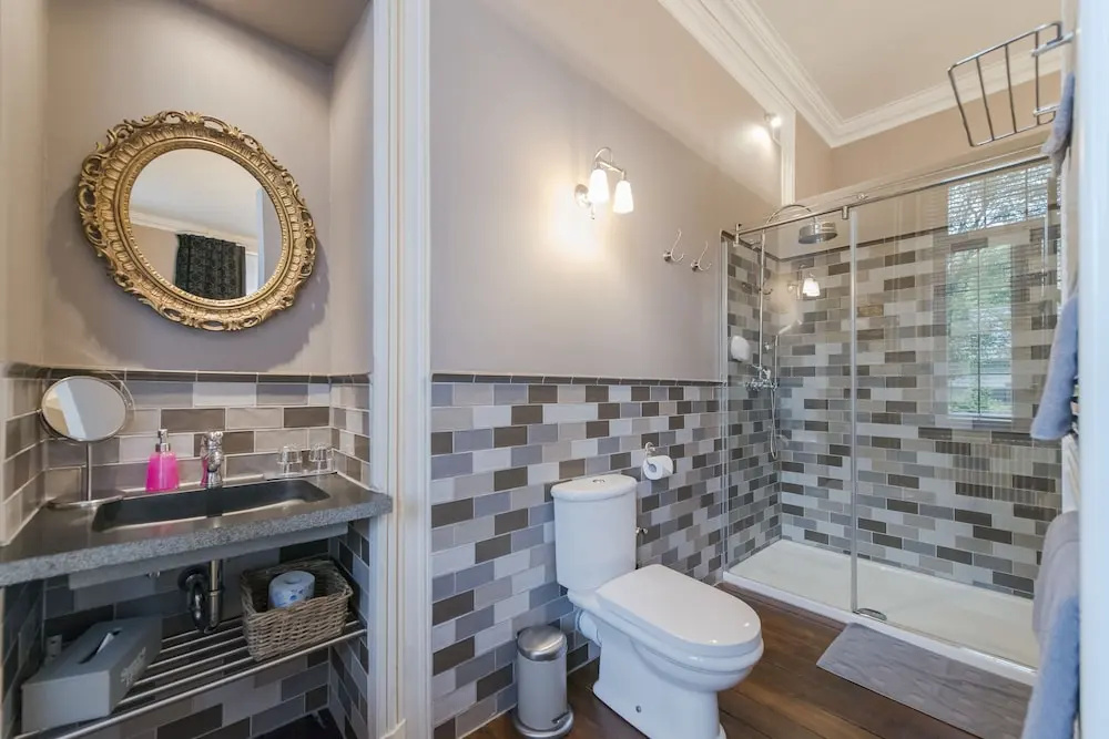 Deluxe Double room (full double bed)