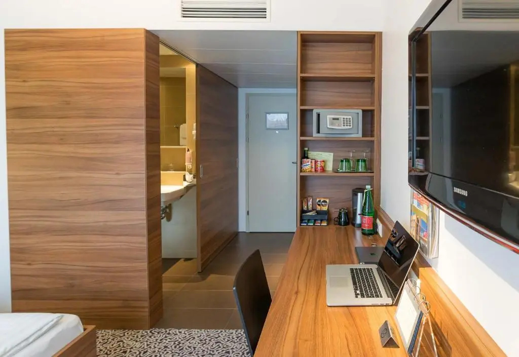 Business Double room (full double bed)
